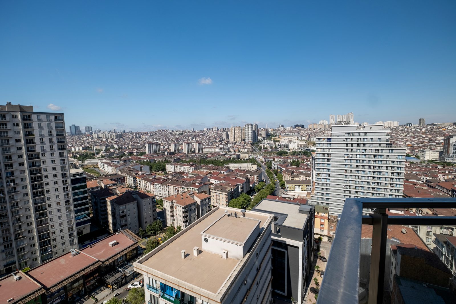 Pencereden şehir manzarası