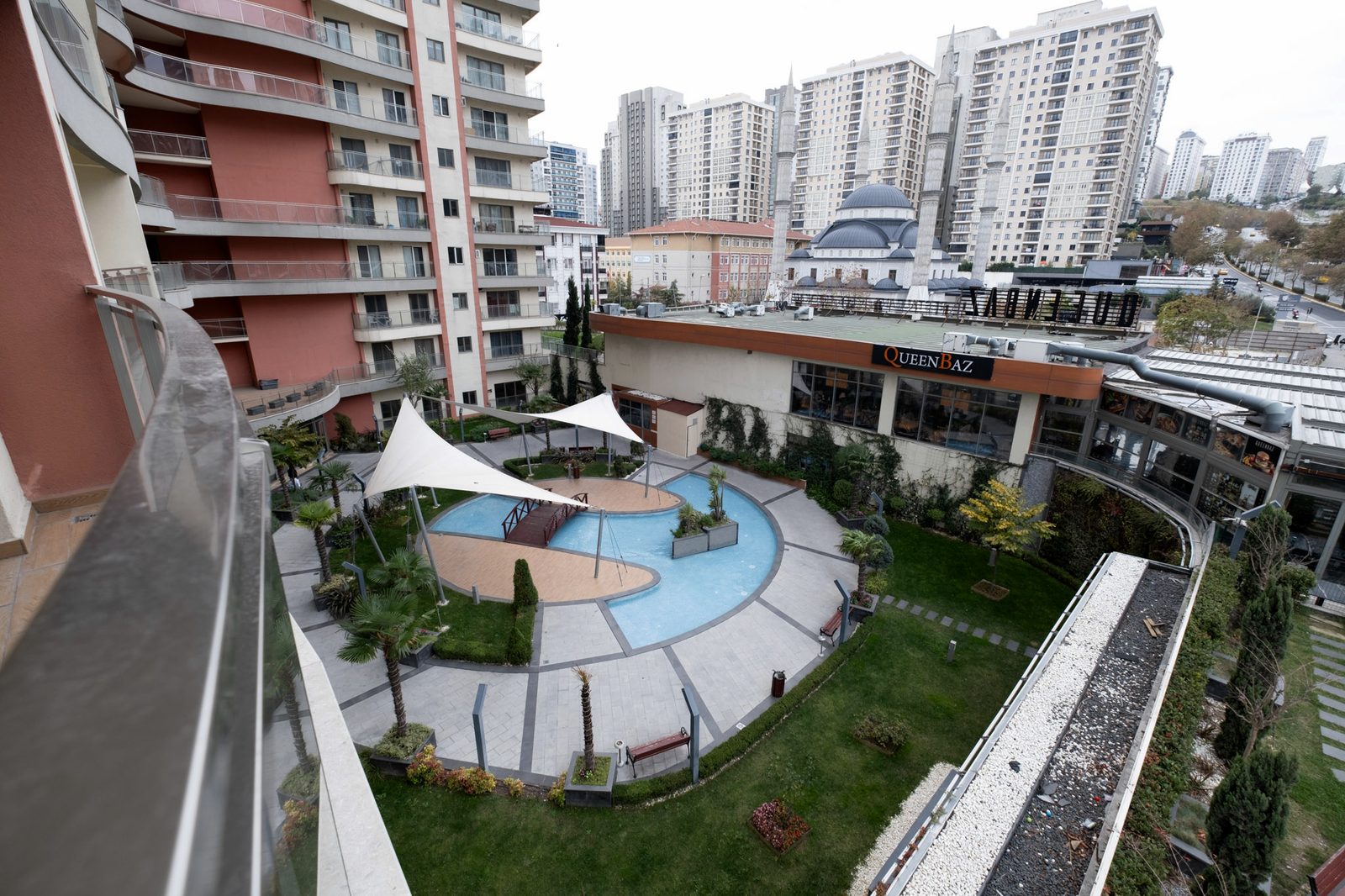 Balkondan avlu ve havuz